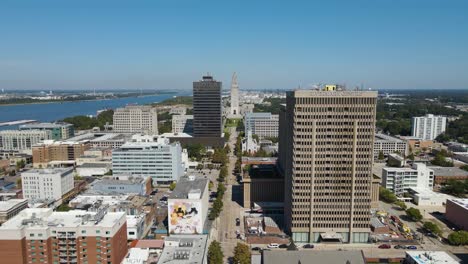 Downtown-Baton-Rouge,-Louisiana-Und-Capitol-Building-Aus-Der-Luft-Aufsteigend