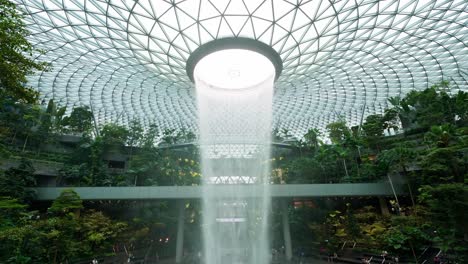 El-Complejo-Comercial-Y-De-Entretenimiento-Del-Aeropuerto-Jewel-Changi,-Con-Temática-De-La-Naturaleza,-Está-Cercado-Y-Conectado-Con-El-Aeropuerto-De-Changi-En-Singapur