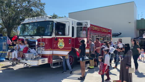 La-Estación-De-Bomberos-De-Temple-Terrace-Organiza-Un-Evento-De-Seguridad-Contra-Incendios-Para-Niños-En-Edad-Preescolar-En-Su-Estación-De-Bomberos-En-Tampa,-Florida