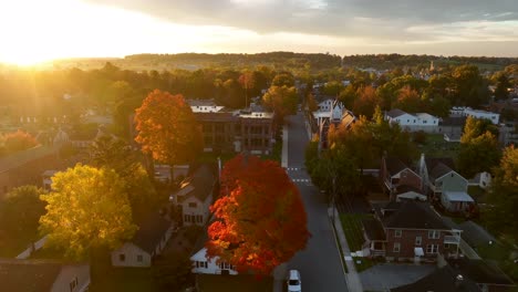 Filmisches-Herbstlaub-In-Einer-Amerikanischen-Kleinstadt