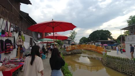 Muchos-Jóvenes-Se-Reúnen-En-Un-Nuevo-Lugar-Turístico-En-Chiang-Mai,-Canal-Khlong-Mae-Kha