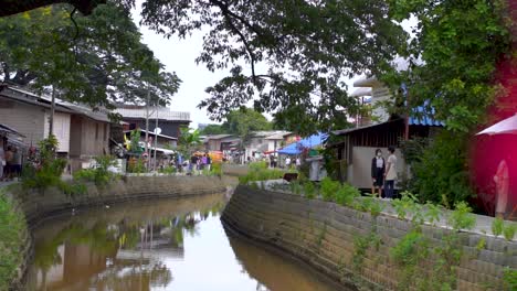 Revelación-En-Cámara-Lenta-Del-Canal-Klong-Mae-Kha-En-Chiang-Mai,-Un-Nuevo-Destino-Turístico