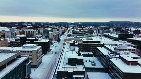 Vista-Aérea-De-Las-Calles-En-Jyvaskyla-Sombrío,-Noche-De-Invierno-En-El-Medio-De-Finlandia---Seguimiento,-Disparo-De-Drones