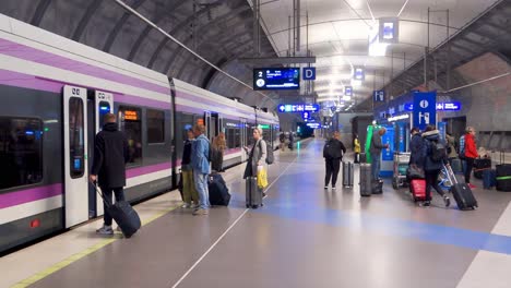 Las-Personas-Que-Entran-Y-Salen-Del-Tren-Finavia-Que-Conecta-El-Aeropuerto-De-Helsinki-vantaa-Con-El-Centro-De-Helsinki,-La-Capital-Finlandesa