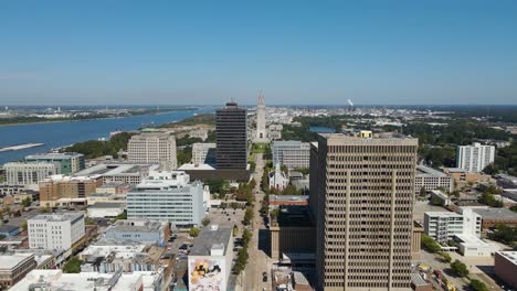 Downtown-Baton-Rouge,-Louisiana-Und-Capitol-Building-Aus-Der-Luft-Absteigend