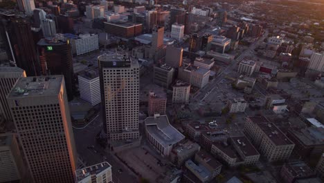 Vista-Aérea-Con-Vistas-Al-Paisaje-Urbano-Iluminado-Por-El-Sol-De-Winnipeg,-Tarde-De-Otoño-En-El-Centro-De-Canadá---Panorámica,-Toma-De-Drones