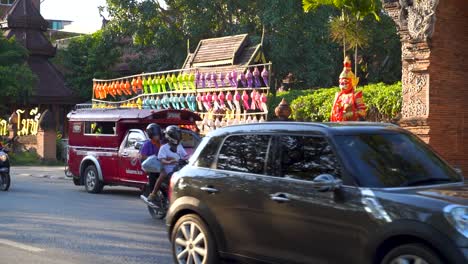 Paisaje-Cinematográfico-En-Cámara-Lenta-De-La-Calle-En-Chiang-Mai,-Tailandia