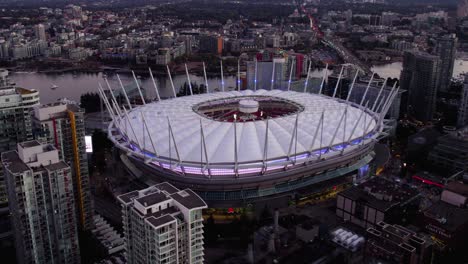 Vista-Aérea-Frente-Al-Estadio-Bc-Place-Iluminado,-Anochecer-En-Vancouver,-Canadá---Levantamiento,-Inclinación,-Disparo-De-Drones