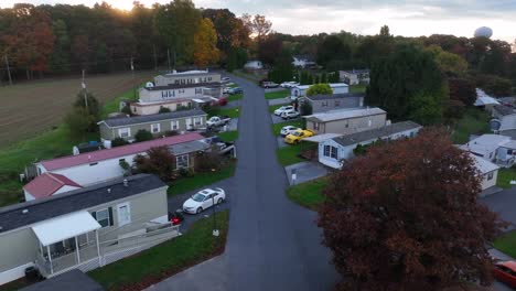 Parque-De-Casas-Rodantes-En-Estados-Unidos-En-Otoño-Otoño-Amanecer