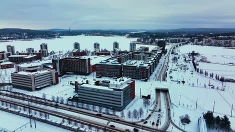 Vista-Aérea-Alrededor-Del-área-De-Lutakko-En-Jyvaskyla,-Tarde-De-Invierno-En-Finlandia---Dando-Vueltas,-Disparo-De-Drones