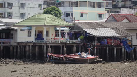 Modern-vs-Traditional-Thai-Residential-houses-which-belong-to-the-local-fisherman-in-Si-Racha,-Thailand