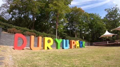 Hombre-Corriendo-En-El-Parque-Duryu-En-Daegu,-Corea-Del-Sur