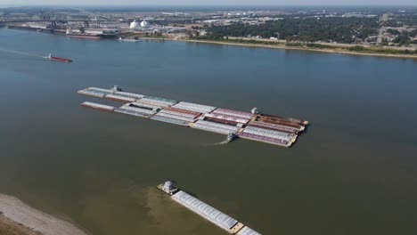 Schlepper-Schiebt-Lastkähne-Auf-Dem-Mississippi-In-Baton-Rouge,-Louisiana-Luftverfolgung-Rechts