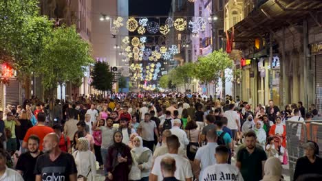 Estambul-turquía,-09-De-Julio-De-2022:-En-La-Calle-Istiklal,-Una-De-Las-Calles-Más-Concurridas-De-Estambul,-Gente-Abarrotada-Se-Reúne-Para-Ir-De-Compras-Y-Hacer-Turismo