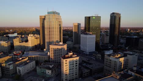 Vista-Aérea-Del-Centro-De-Winnipeg,-Hora-Dorada-En-Manitoba,-Canadá---Ascendente,-Disparo-De-Drones