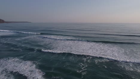 Vista-De-Los-Acantilados-Brumosos-Y-Scarborough-En-La-Playa-De-Witsands,-En-La-Carretera-Costera-M65-De-La-Península-Del-Cabo