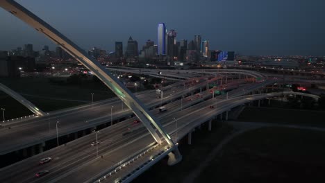 Horizonte-Del-Centro-De-Dallas-Por-La-Noche