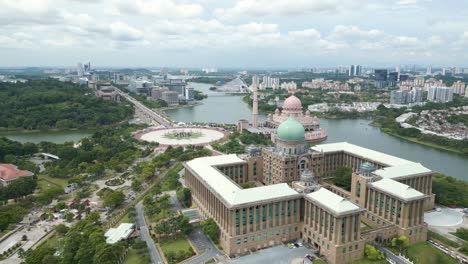 Aufschlussreiche-Aufnahme-Der-Putra-Moschee-Hinter-Dem-Büro-Des-Premierministers-In-Putrajaya