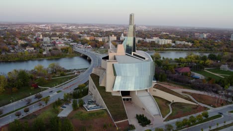 Vista-Aérea-Alrededor-Del-Museo-Canadiense-De-Derechos-Humanos,-Soleada-Mañana-De-Otoño-En-Winnipeg,-Canadá---Dando-Vueltas,-Disparo-De-Drones