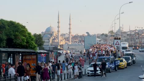 Estambul,-Turquía---09-De-Julio-De-2022:-Autos-Bloqueados,-Esperando,-En-Una-Calle,-En-Caos,-Durante-Un-Embotellamiento-En-Estambul,-En-Hora-Punta,-En-El-Centro-De-La-Ciudad-De-Estambul,-El-Principal-Centro-De-Transporte-De-Turquía