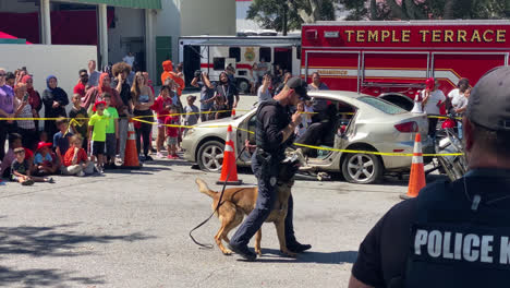 Öffentliche-Professionelle-Demonstrationsshow,-Präsentiert-Von-Einem-Polizisten-Und-Einem-Hund-Vor-Der-Feuerwache-Auf-Der-Tempelterrasse-In-Florida,-Menschen,-Die-Sich-Die-Präsentation-Ansehen