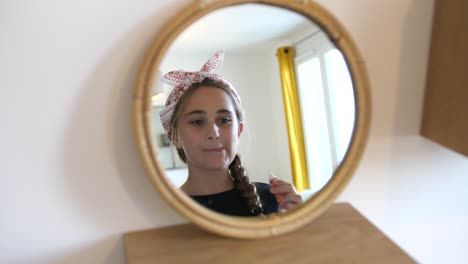 Chica-Guapa-Joven-Haciendo-Maquillaje