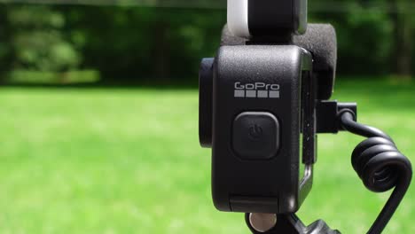 Gopro-Hero-10-Kameradetail-Mit-Diversem-Zubehör