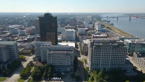 Centro-De-Baton-Rouge,-Louisiana-Seguimiento-Aéreo-A-La-Izquierda