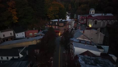 Revelación-Aérea-De-Un-Pueblo-Pintoresco-Con-Arquitectura-Victoriana-Por-La-Noche