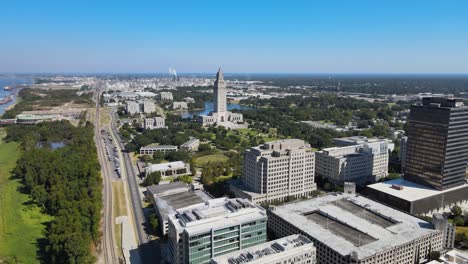 Edificio-Del-Capitolio-En-El-Centro-De-Baton-Rouge,-Louisiana-Seguimiento-Aéreo-Hacia-Adelante