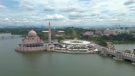 Disparo-De-Un-Dron-Empujando-Hacia-La-Plaza-Putra,-Una-Enorme-Estructura-Redonda-En-Malasia