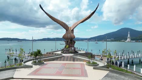 Toma-Aérea-Que-Revela-Los-Estrechos-Marinos-De-Mallaca-Desde-Detrás-De-La-Estatua-Del-águila-Dataran-Lang