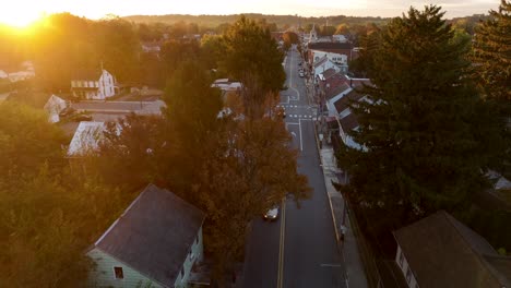 Autos,-Die-Während-Des-Herbstsonnenuntergangs-Auf-Der-Straße-In-Einer-Kleinen-Amerikanischen-Stadt-Fahren