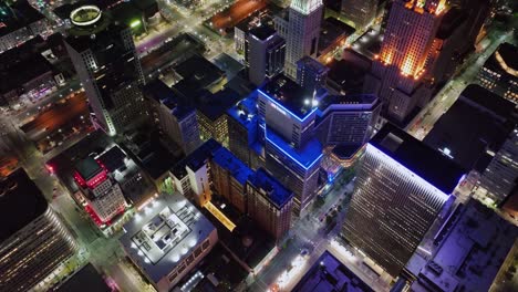 Vista-Aérea-Alrededor-De-La-Torre-Iluminada-Del-Banco-Estadounidense,-En-El-Centro-De-Cincinnati,-Ee.uu.---ángulo-Alto,-órbita,-Disparo-De-Drones