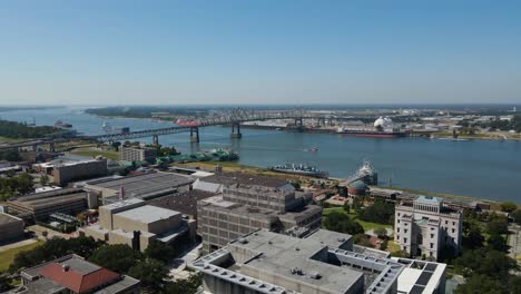 Horace-Wilkinson-Bridge-Y-El-Centro-De-Baton-Rouge,-Louisiana-Amplia-órbita-Aérea-Izquierda