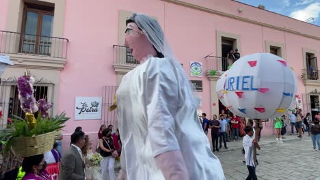 Toma-En-Cámara-Lenta-De-Una-Boda-Tradicional-En-La-Ciudad-De-Oaxaca-Con-El-Baile-Del-Maniquí-De-La-Novia