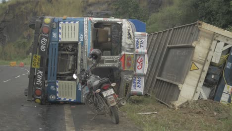 Ein-Lastwagen-Mit-Einem-Kühlcontainer-Stürzte-Bei-Einem-Unfall-Um,-Weil-Er-Auf-Einem-Abschüssigen-Ghat-Abschnitt-Auf-Einer-Indischen-Autobahn-In-4k-Zeitlupe-übersteuert-Hatte