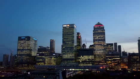 Drohne-Schoss-Nachts-Auf-Canary-Wharf-In-London