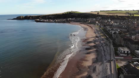 Levantándose-Lejos-Drone-Tiro-De-Stonehaven-En-Escocia,-Reino-Unido