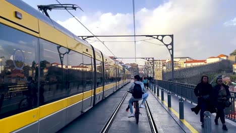 Porto-Portugal-Punto-De-Vista-Caminar-Sobre-El-Famoso-Puente-Mirador-Ponte-Luis-I