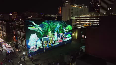 Vista-Aérea-De-Una-Animación-Led,-Proyectada-En-Una-Pared-En-El-Centro-De-Cincinnati,-Festival-De-Parpadeo-En-Estados-Unidos