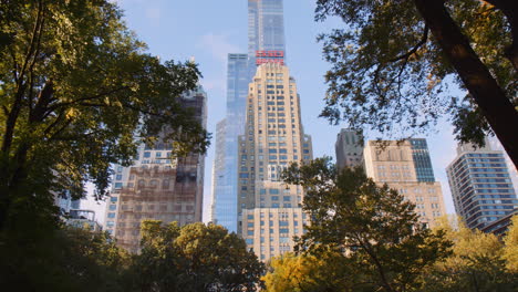 Marriott-Essex-House,-Historisches-Hotelgebäude-Mit-Blick-Auf-Den-Central-Park,-New-York-City,-Manhattan,-USA,-Umgeben-Von-Modernen-Türmen-In-Der-Innenstadt,-Blick-Von-Unten-über-Den-Central-Park