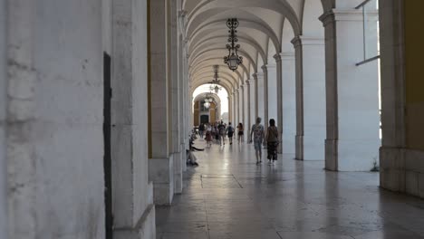 Menschen-Gehen-Durch-Das-Prächtige-Torbogengebäude-Auf-Der-Praça-Do-Comércio