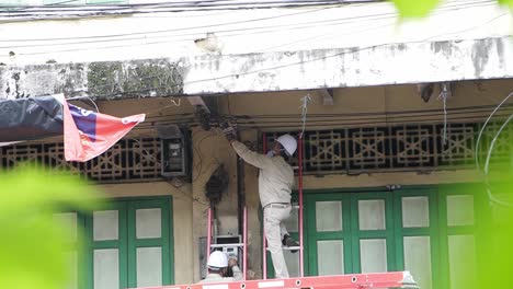 Elektriker-In-Bangkok,-Der-Einige-Kabel-Repariert.