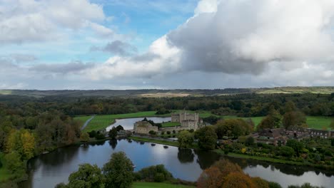 Tiro-épico-Del-Dron-Del-Castillo-De-Leeds-Con-Grandes-Nubes-Y-Un-Paisaje-Impresionante