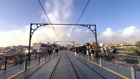 Porto-Portugal-Pov-Spaziergang-über-Die-Berühmte-Aussichtsbrücke-Ponte-Luis-I