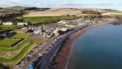 Volando-A-Lo-Largo-De-La-Playa-De-Stonehaven-En-Escocia,-Reino-Unido