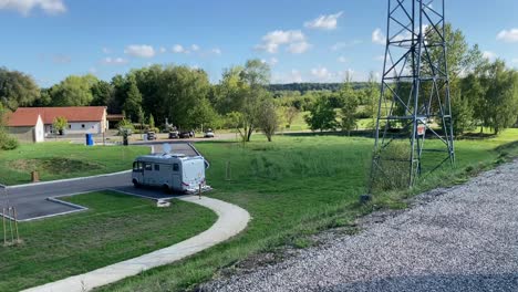 Aire-En-Francia-Con-Autocaravanas-Luego-Una-Vista-Del-Lago-Con-Dama-Caminando