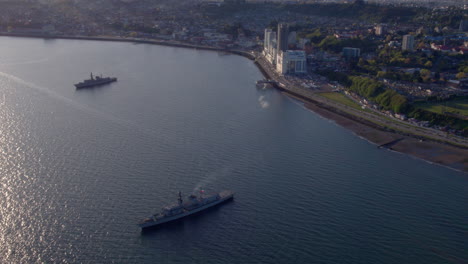 Vista-Aérea-De-Dos-Fragatas-De-La-Armada-Chilena-Frente-A-La-Costa-De-La-Bahía-De-Puerto-Montt