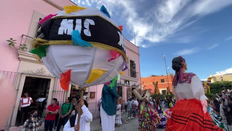 Toma-En-Cámara-Lenta-De-Una-Boda-Tradicional-En-La-Ciudad-De-Oaxaca-Con-Los-Maniquíes-Bailando-Alrededor-De-Los-Tradicionales-Globos-Aerostáticos